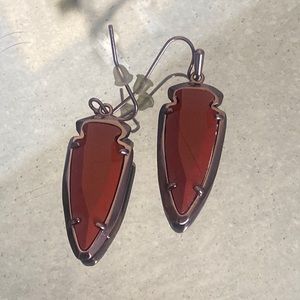 KENDRA SCOTT Katelyn arrowhead earrings in burnt orange stone